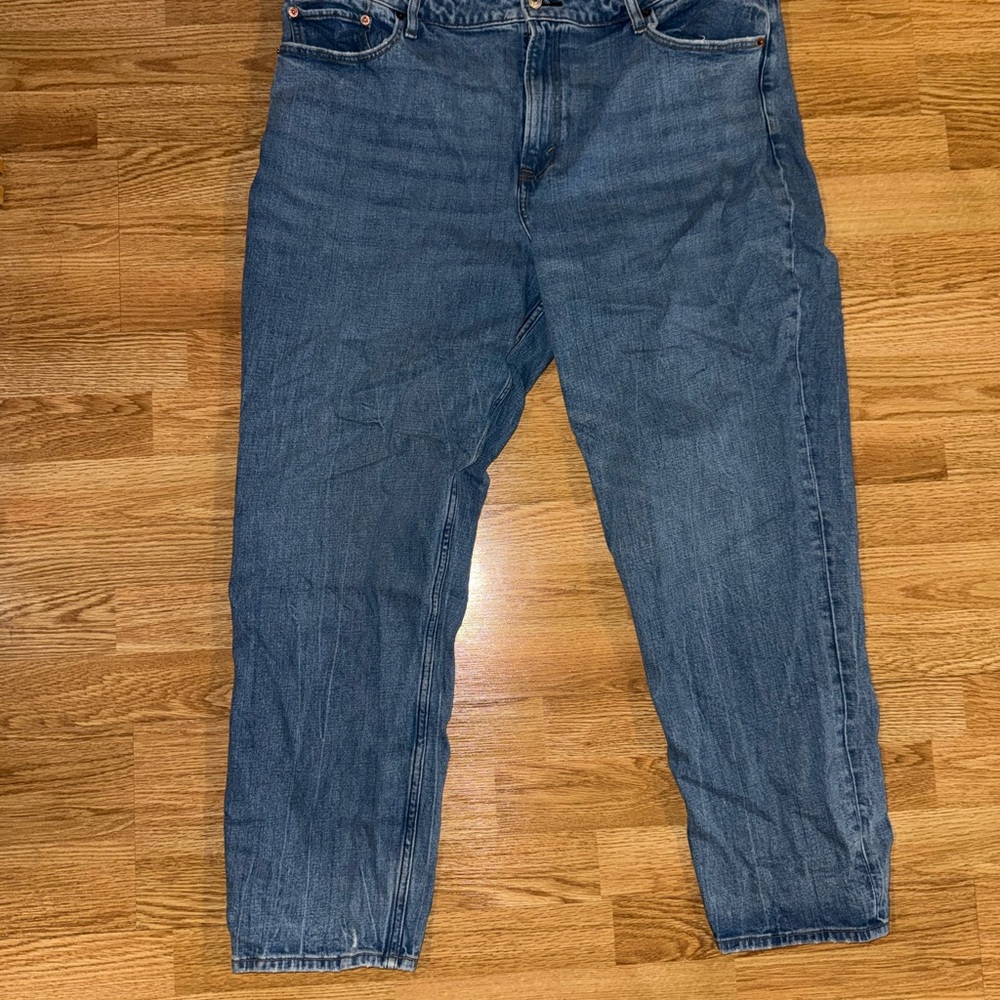 Abercrombie High-Rise Curve Love Tall Mom Jean in medium blue